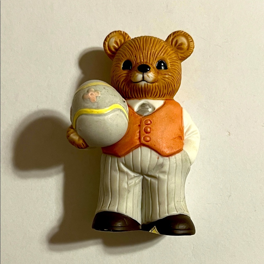 HOMCO. Vintage Cute Bear Figurine with Egg. NWOT